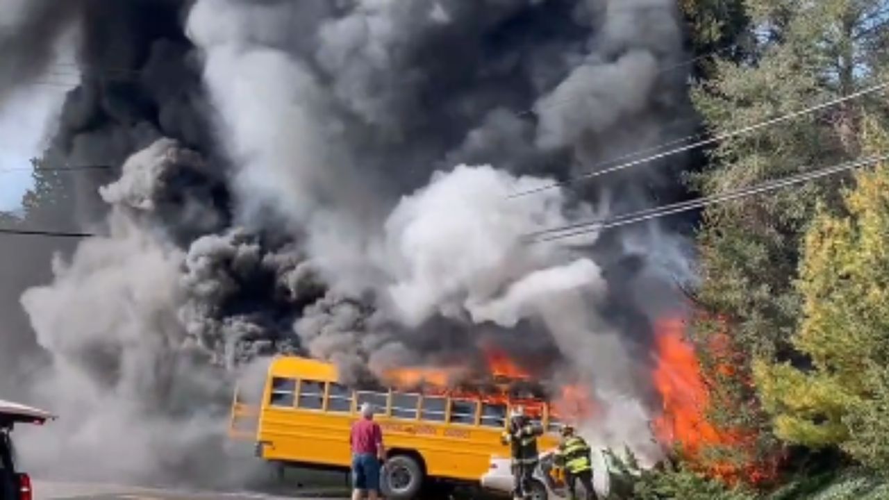 Conductor perece al sufrir un accidente en EE. UU.; los vehículos se incendian tras el impacto