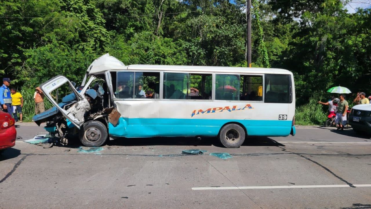 Accidente vial de un bus 'rapidito' y una rastra deja cinco heridos en Baracoa, Cortés