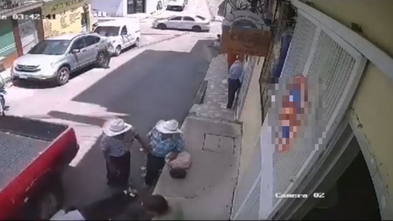 VIDEO: Hondureño se desmayó mientras platicaba en la calle; le pasó por encima la llanta de un carro
