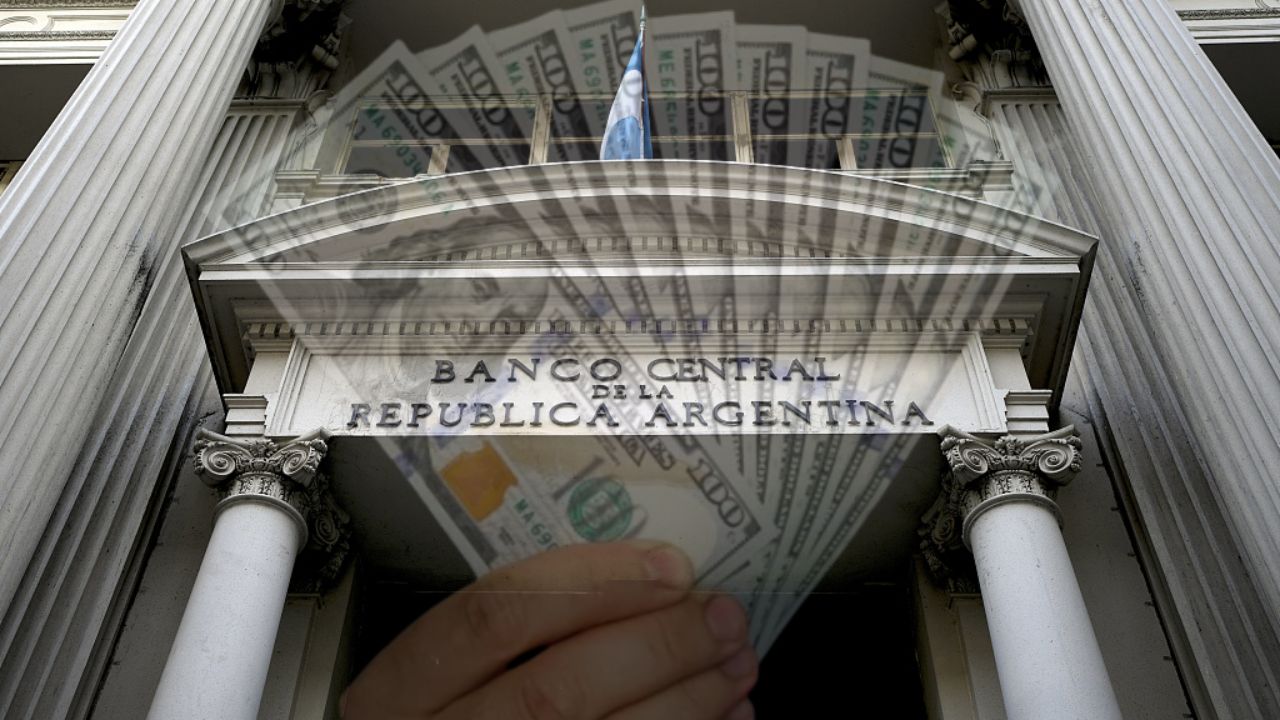 Argentina necesita dejar de pagar su deuda, no dolarizar su economía