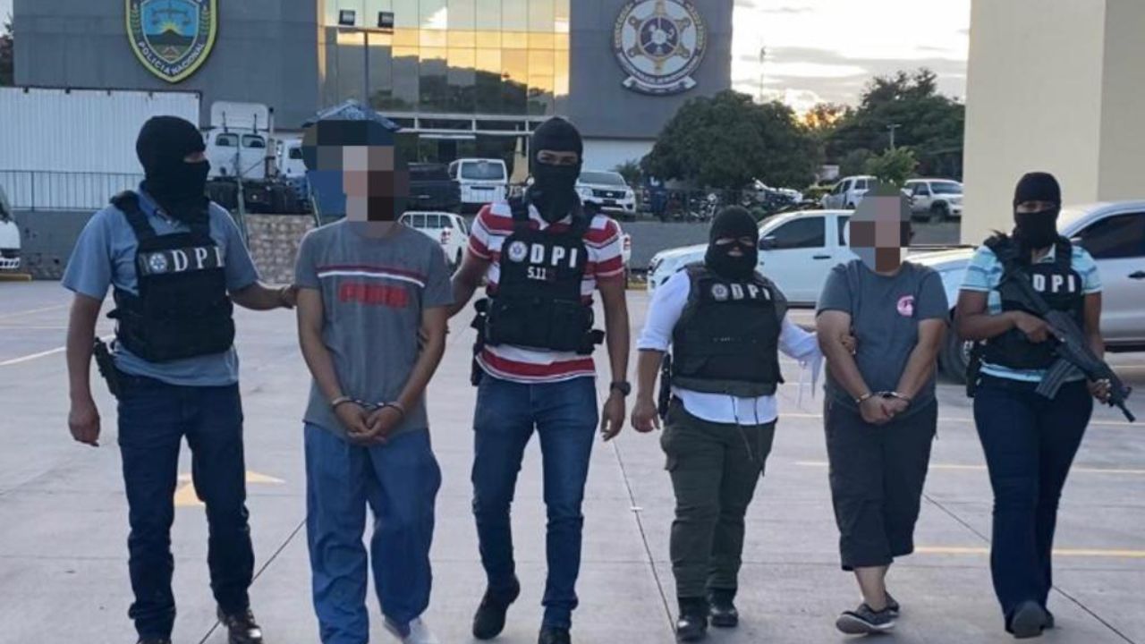 Detienen a madre e hijo por robo de vehículo en Tegucigalpa
