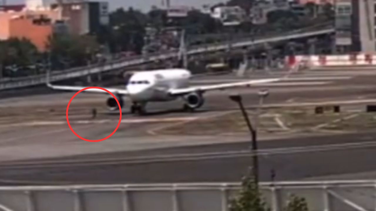 VÍDEO: Un hombre invade un aeropuerto para meterse entre las llantas de un avión que iba a despegar