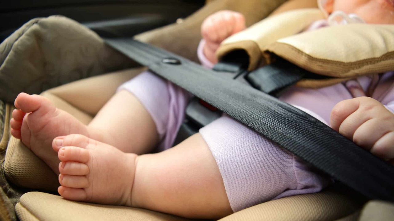 Muere una bebé en Portugal tras horas olvidada en el coche de su padre