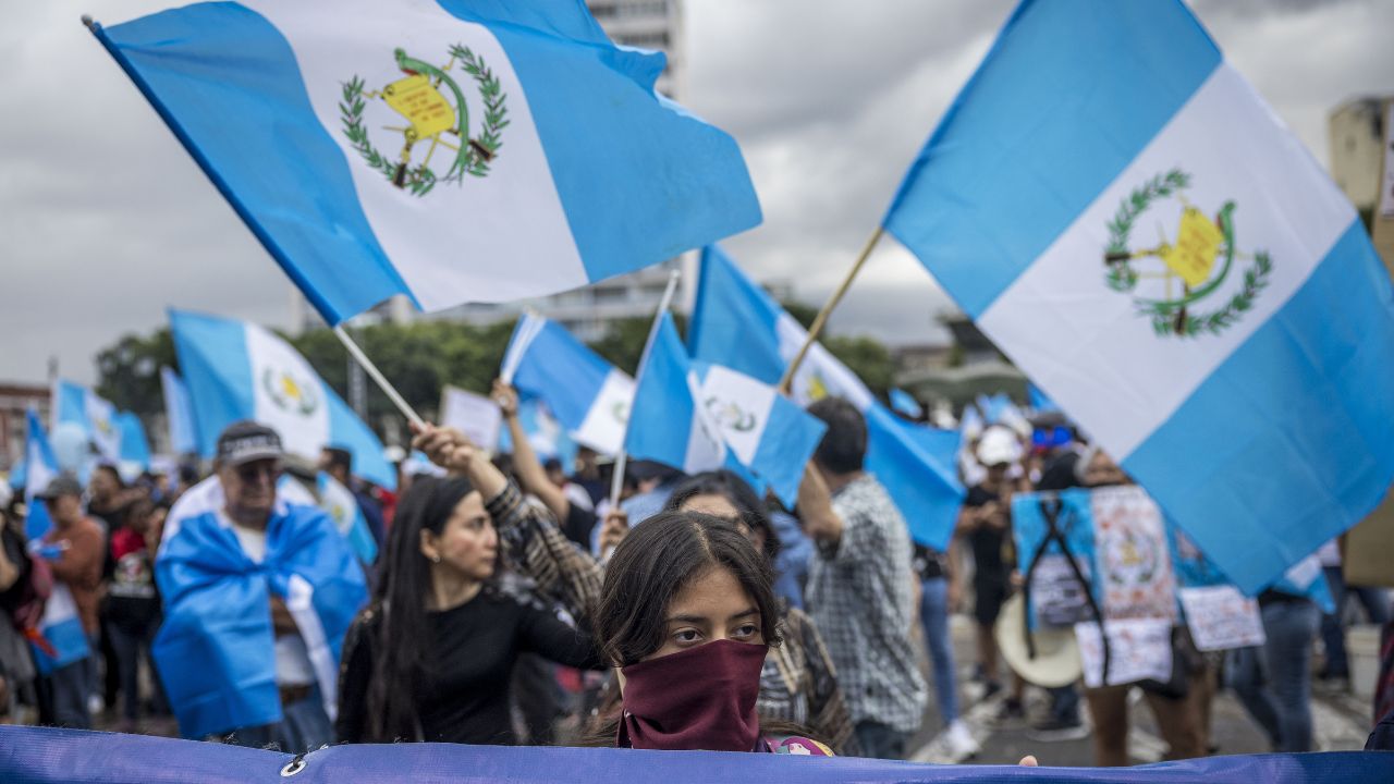 Imagen de Guatemaltecos protestan por denuncia de posible golpe de Estado hecha por Bernardo Arévalo