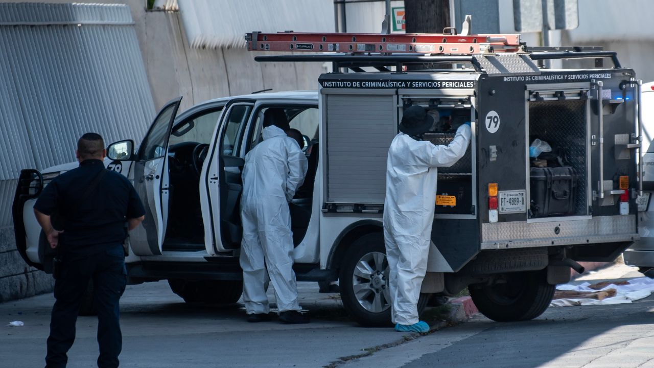 Hallan seis cadáveres y a un joven vivo tras secuestro de siete adolescentes en México