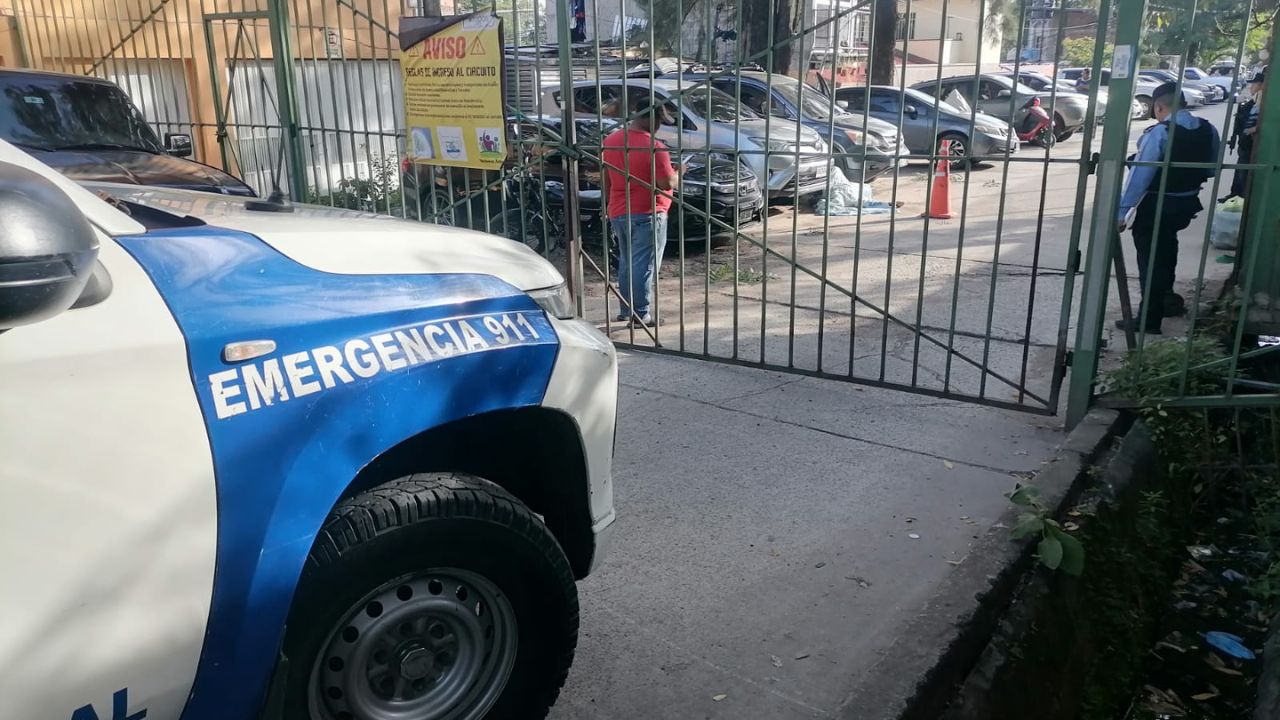 Le quitan la vida a hondureño en parqueo de su colonia cuando se iba a subir a su carro