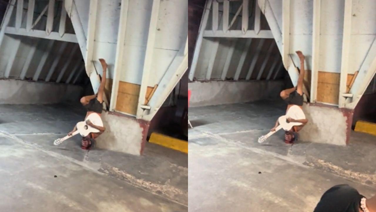 'Corridos volteados': captan a hombre tocando la guitarra de forma inusual