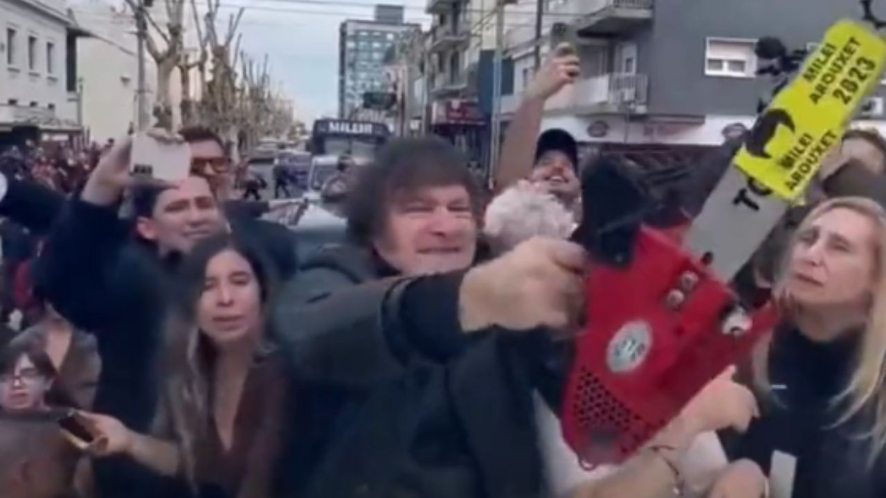 Javier Milei enciende una motosierra en plena marcha en Argentina