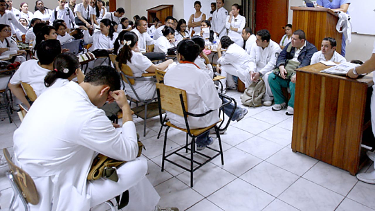 Imagen de Médicos en internado rotatorio, a paro de labores por falta de pago salario beca de L6,600