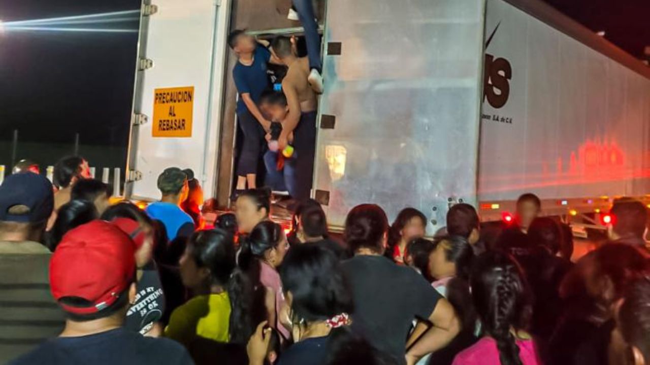Localizan en México a 350 migrantes hacinados y deshidratados en un tráiler; hay varios hondureños