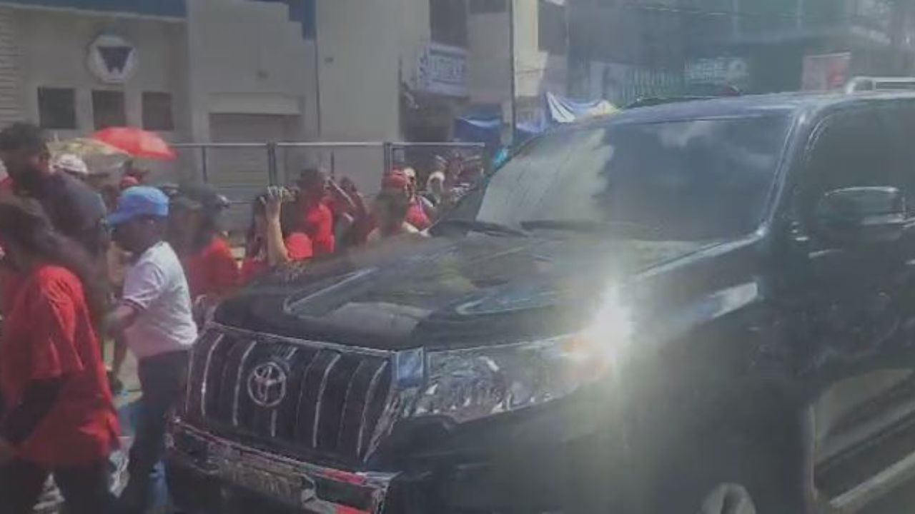 VÍDEO: Grupo de militantes de Libre desfiló a bordo de camionetas Prado