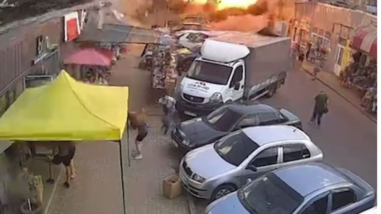 Video capta cuando misil ruso impacta en mercado en Ucrania, murieron 16 personas