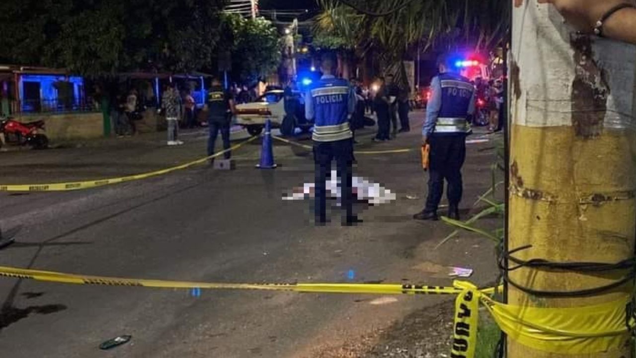 Jovencita en moto murió al salir volando tras impacto con taxi en Tegucigalpa, viajaba con su pareja