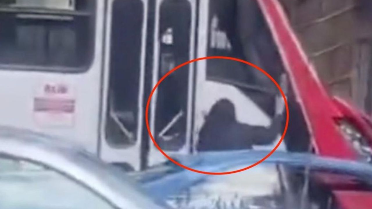 VÍDEO: Mujer destruye vidrios de bus porque conductor le obstaculizó el paso