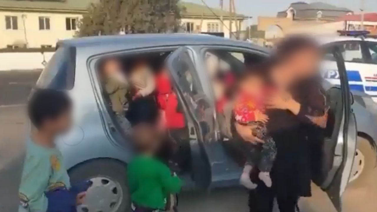 Imagen principal de Detienen a conductor por transportar más de 20 niños en un vehículo compacto en Uzbekistán