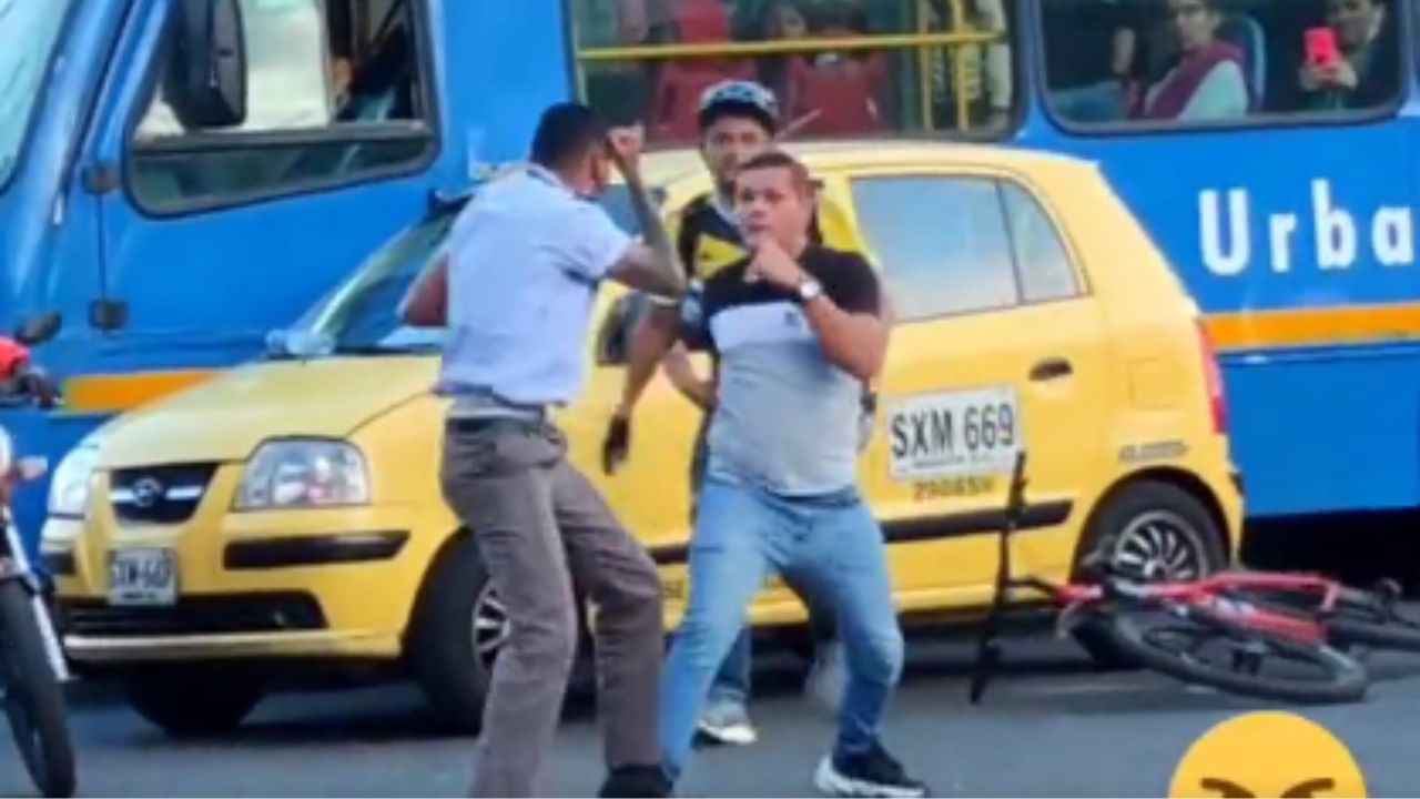 Vídeo evidencia pelea entre conductores de bus y taxi en Colombia