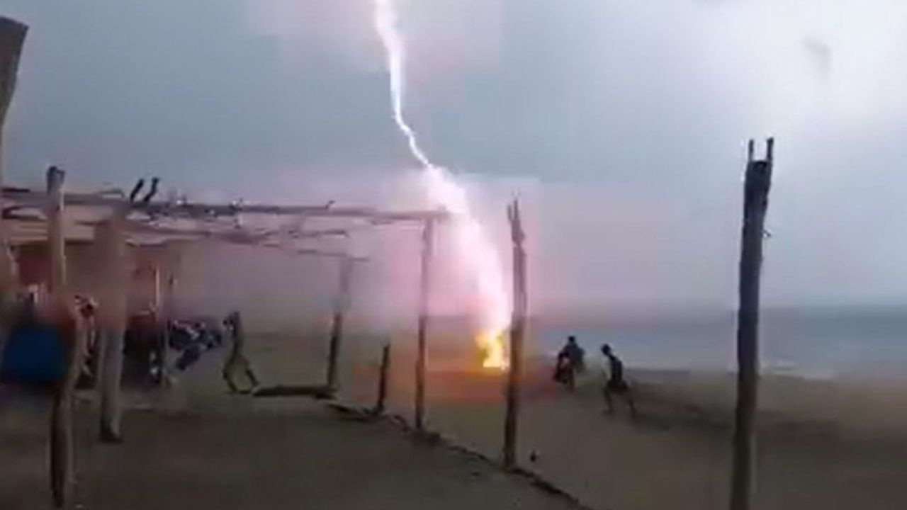 Imagen de Impresionante vídeo de vendedor ambulante y turista impactados por rayo en playa de México
