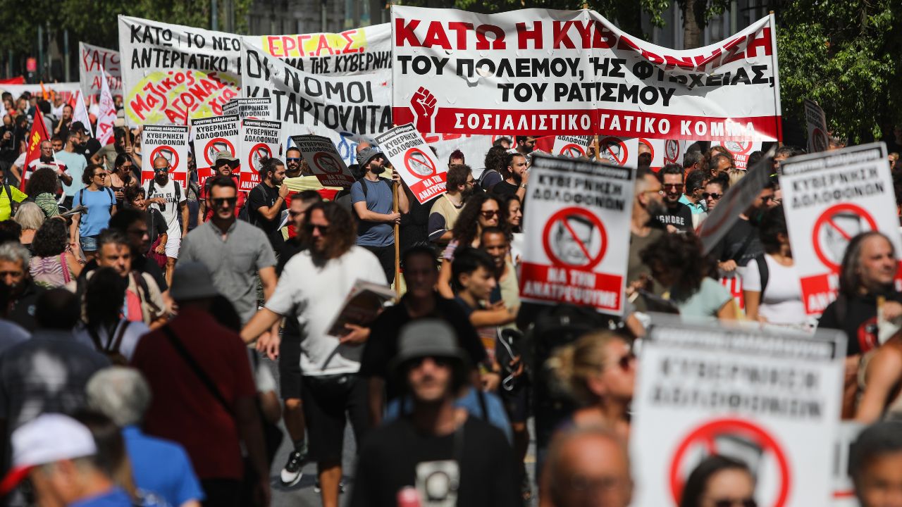 Grecia aprueba reforma laboral que permite jornada de 13 horas diarias de trabajo