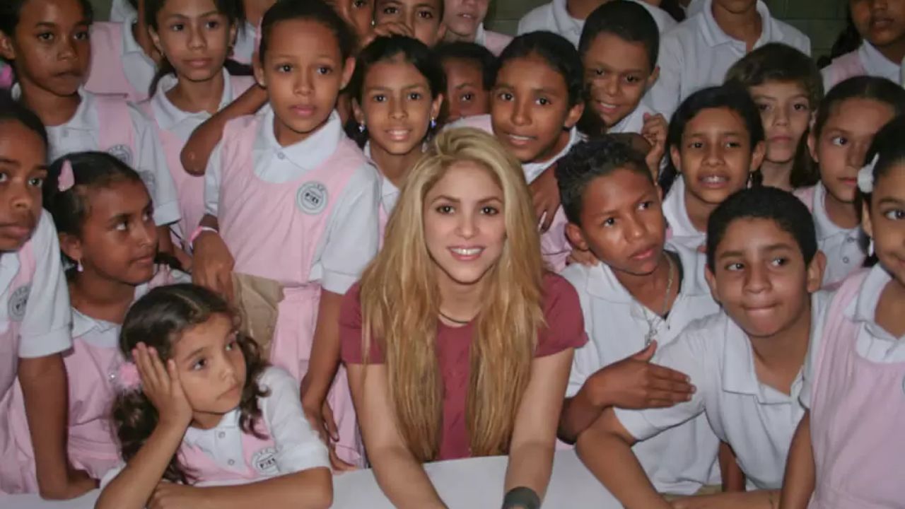 Además de la música, ¿de dónde provienen los ingresos económicos de Shakira y en qué los invierte?