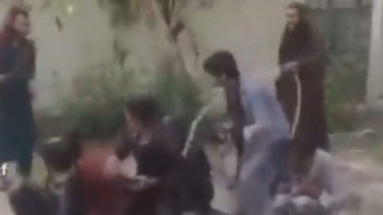 Imagen de VÍDEO: Solo por jugar con celulares, talibanes azotan a jóvenes talibanes en Afganistán
