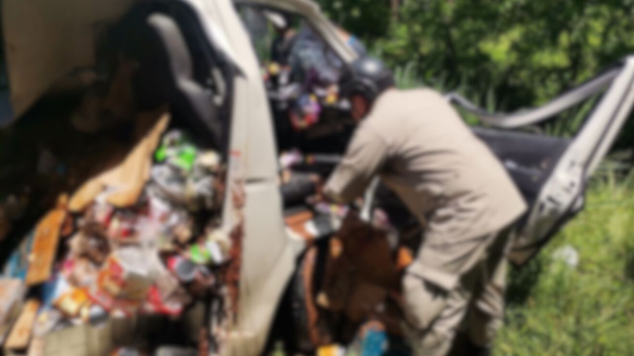 Imágenes sensibles: Un muerto y un herido deja accidente entre rastra y un microbús en Atlántida