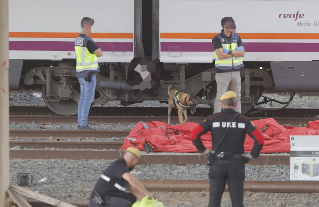 Reporteros transmitieron el hallazgo del cuerpo de Álvaro Prieto, el cual estaba entre los vagones de un tren. Foto: Diario de Sevilla