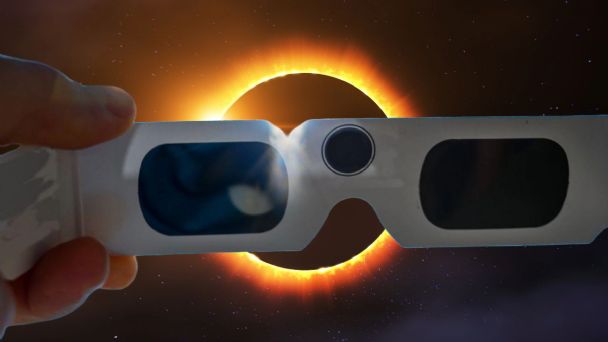 Tienes que utilizar lentes especiales para ver de forma segura el eclipse solar. Foto: PorEsto