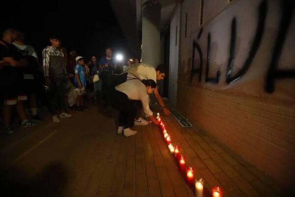 Cientos de personas también se han unido al luto de Álvaro Prieto, quienes le han rendido homenaje al joven cordobés. Foto: ABC de Sevilla