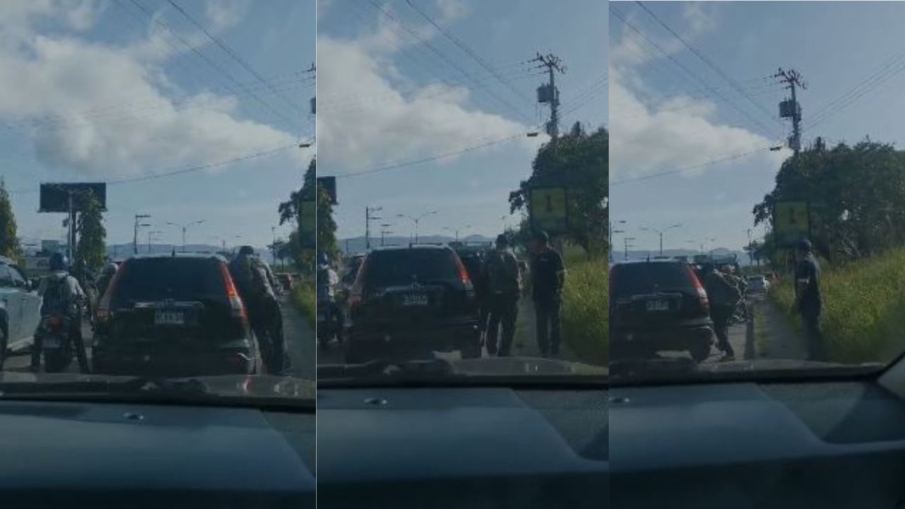 'Se subieron', captan a hombre abrir puerta de carro en tráfico  para asaltar en Tegucigalpa