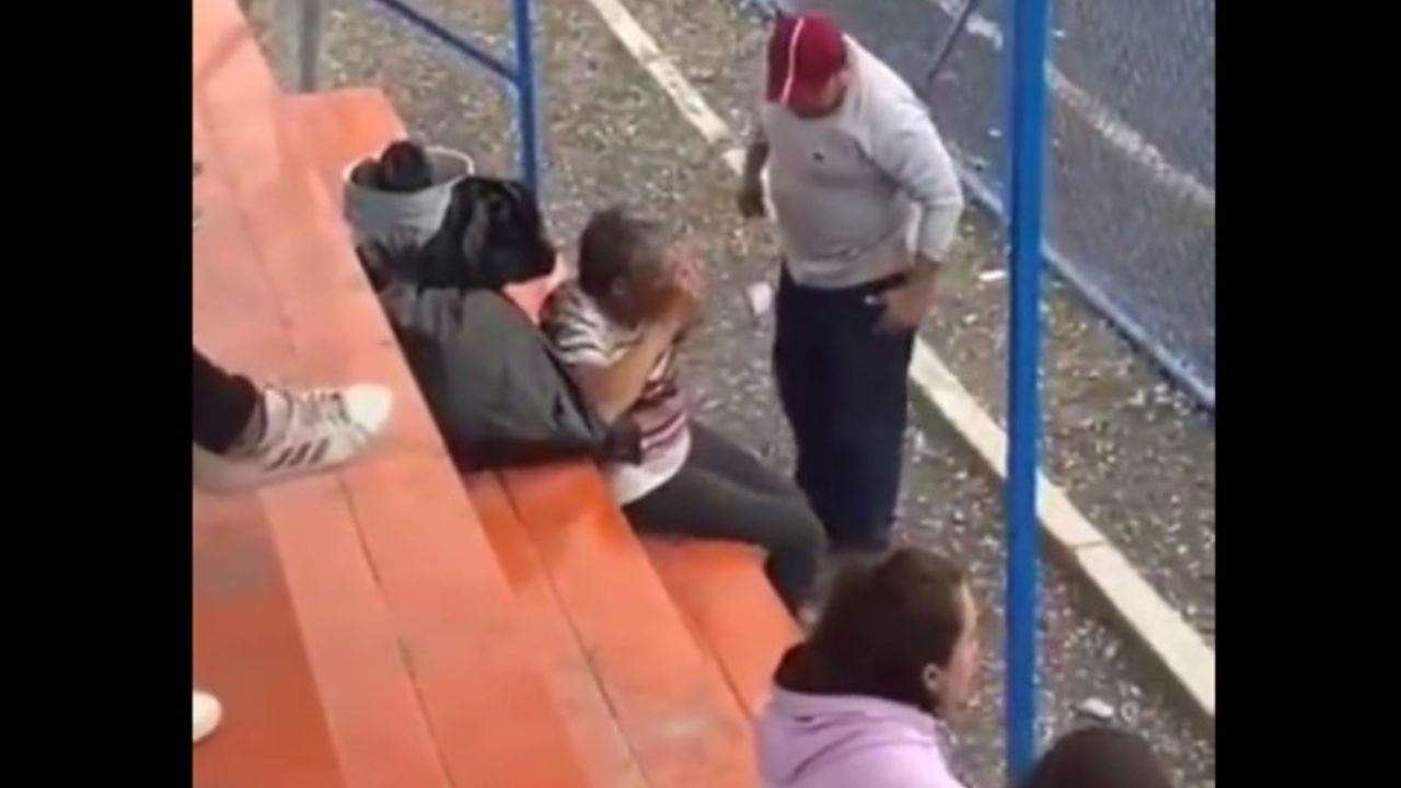 VIDEO: hombre golpeó a abuelito por celebrar gol en una cancha