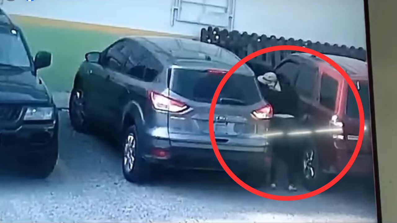 VIDEO: Mujeres abrieron carro en parqueo de supermercado en Comayagua para robar