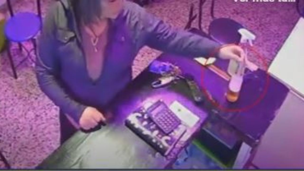 'En una cerveza', video capta a mujer drogando a cliente en un bar