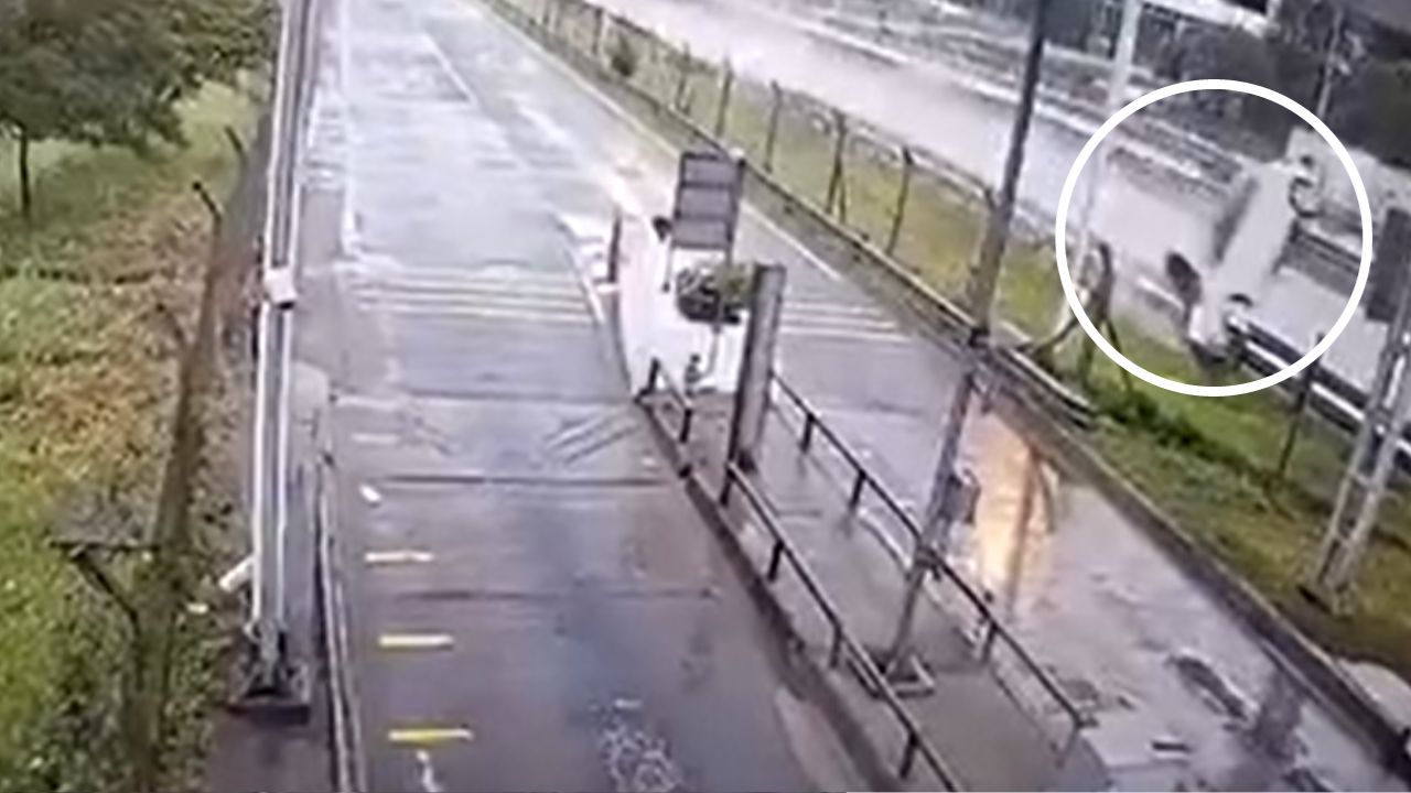 VIDEO: Auto lujoso salió volando  y mató a tres personas al caer al pavimento