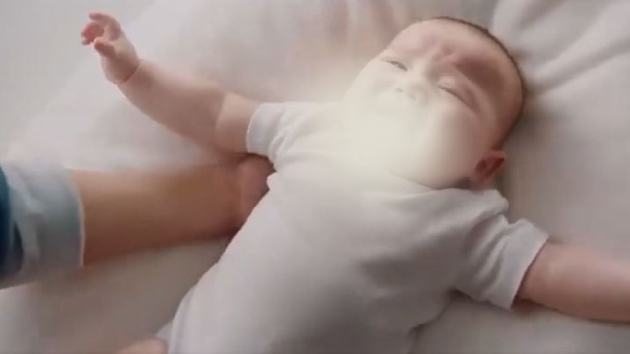 ¡Emotivo video! Bebé en llanto reconoce el corazón de su madre fallecida
