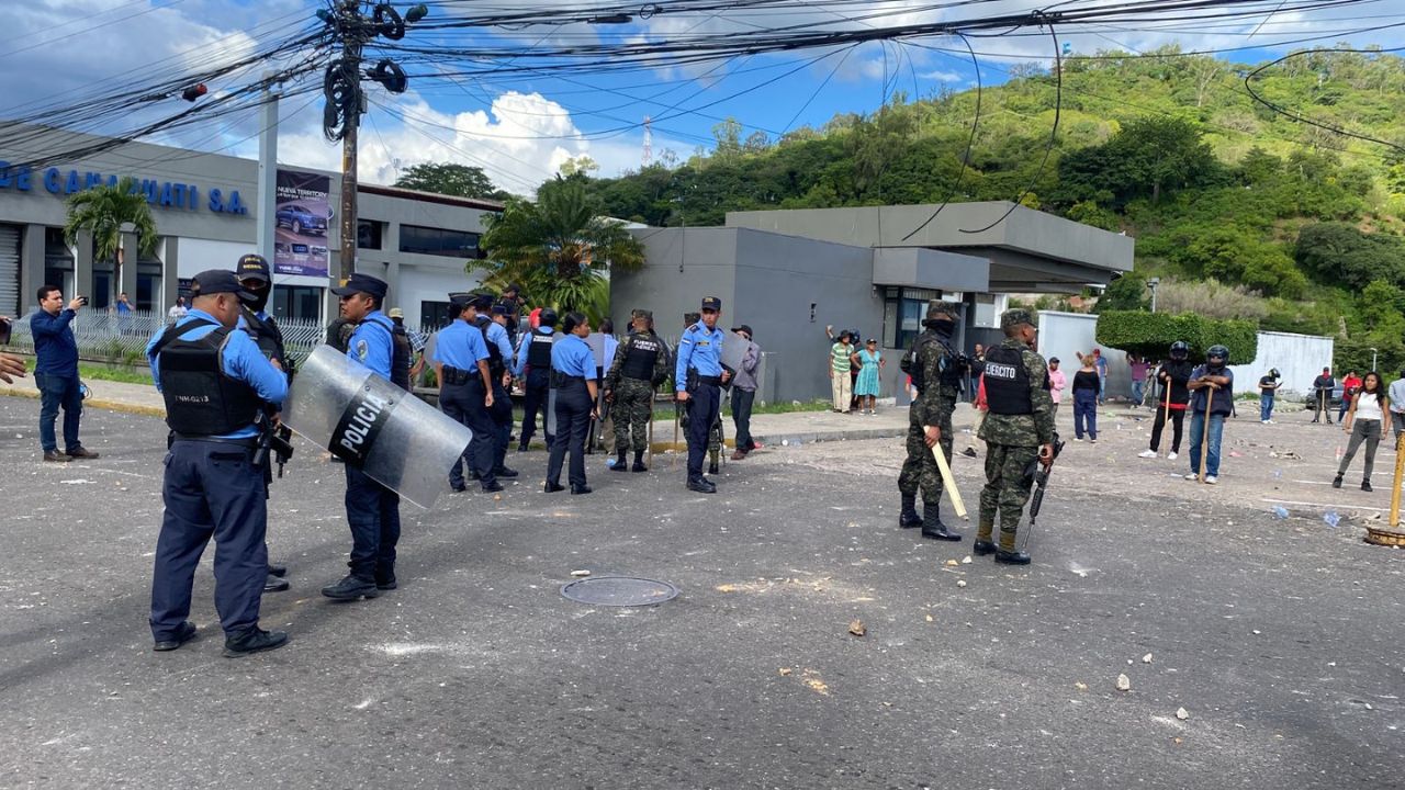 Colectivos de Libre se enfrentan entre sí frente a instalaciones del SANAA en Comayagüela