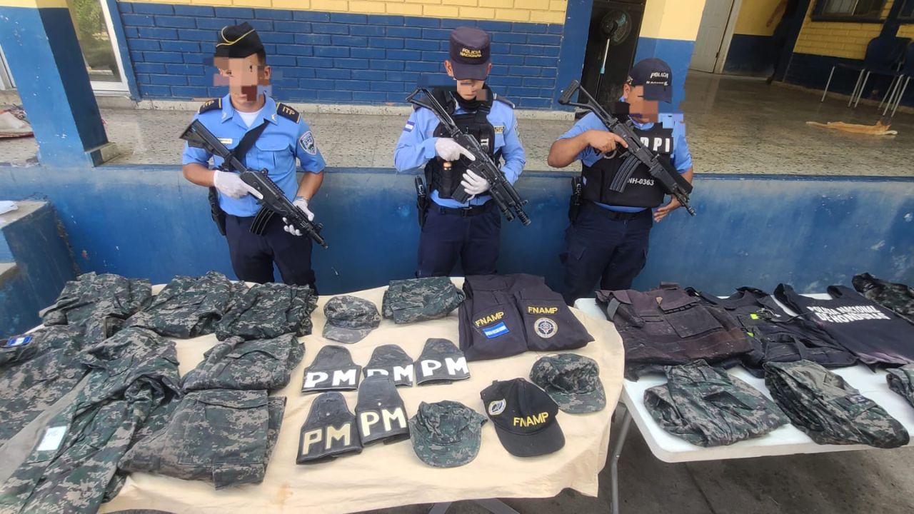 Policía decomisa indumentaria militar a la pandilla 18 en Chamelecón, SPS