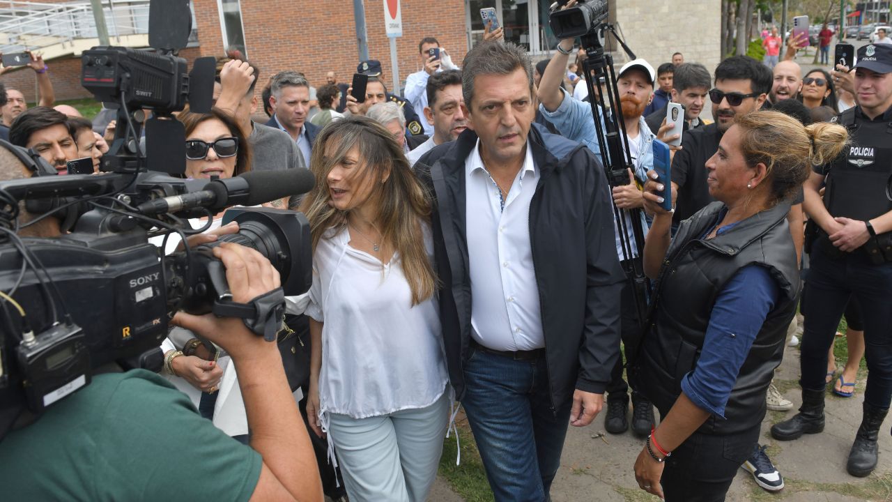Sergio Massa, candidato del Peronismo, vota en las elecciones generales de Argentina