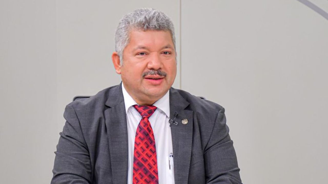 Fiscalía de El Salvador acusa formalmente a expresidente de banco estatal por corrupción