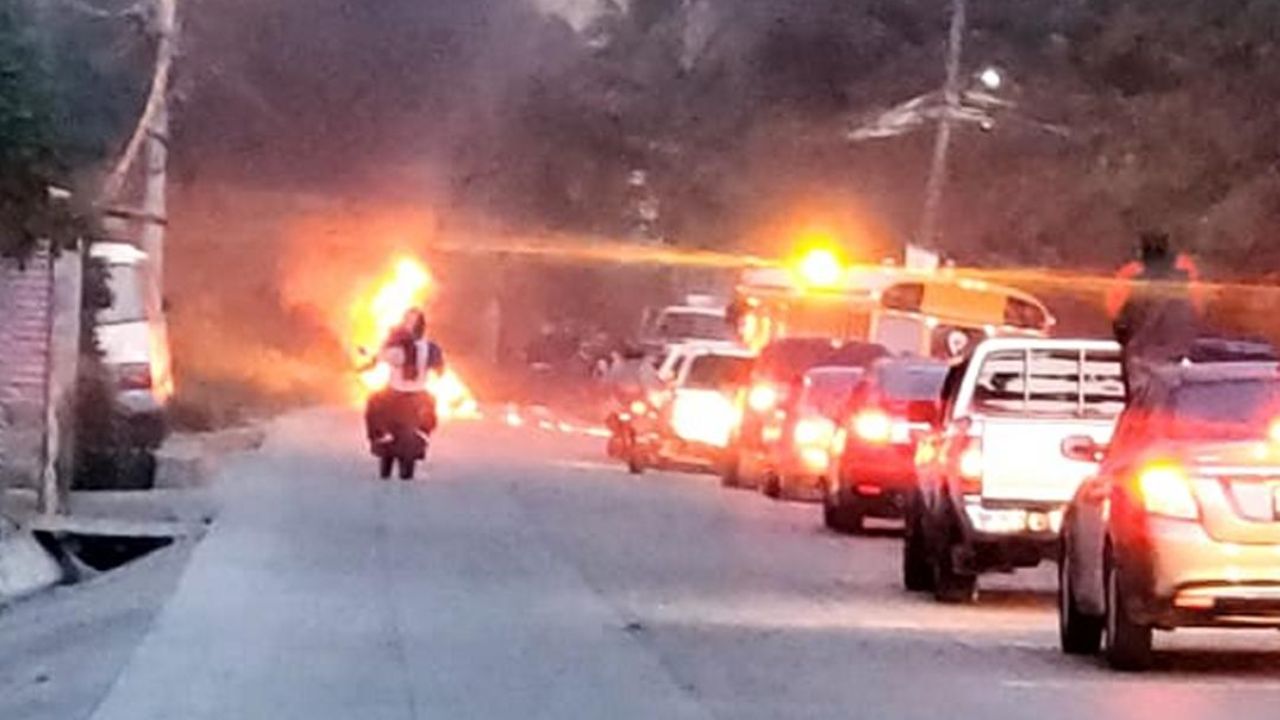 VIDEO: Motociclista se incendió mientras iba conduciendo en 'la salida al sur'