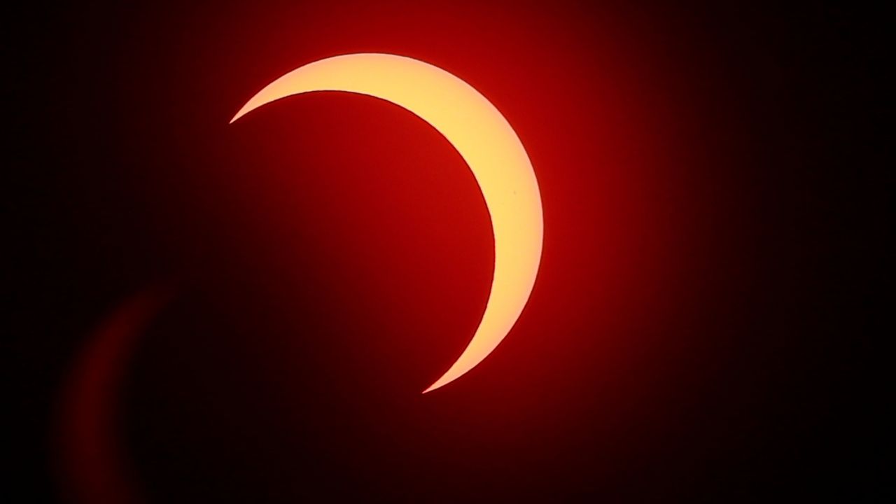 Hondureño 'eclipsado' dice que 'la luna sigue sin aretes' y que al sol le vio 'un anillo'