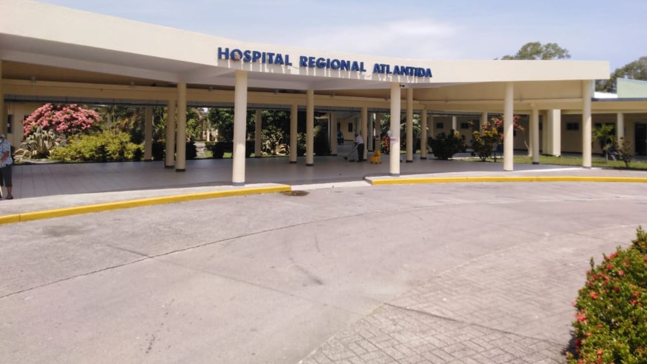 Médicos del Hospital General Atlántida se declaran en calamidad