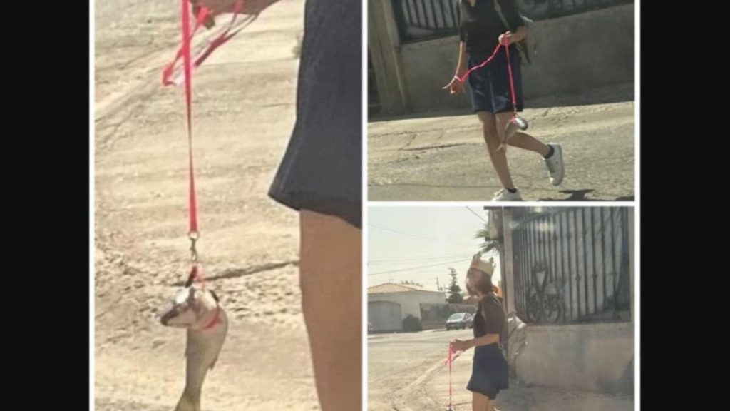 joven es captada paseando con un pez