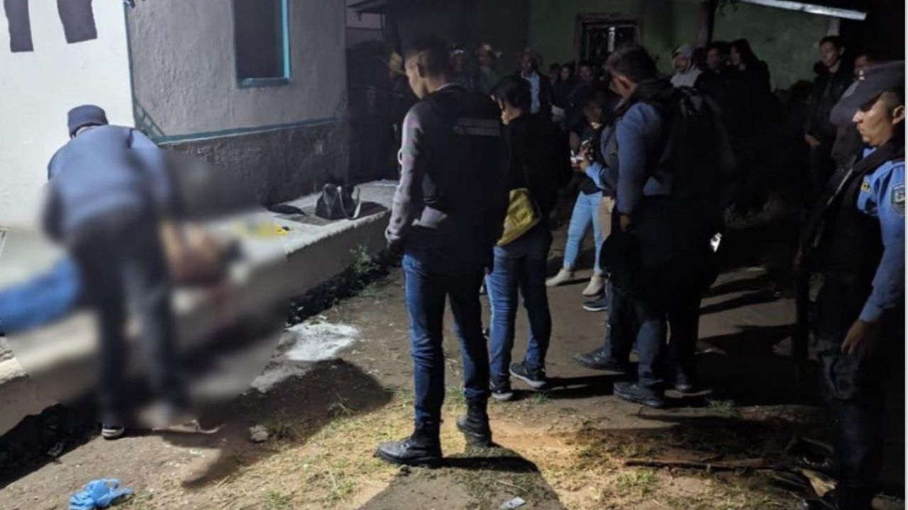 Hondureño abrió la puerta de su casa y frente a su esposa e hijos le quitaron la vida
