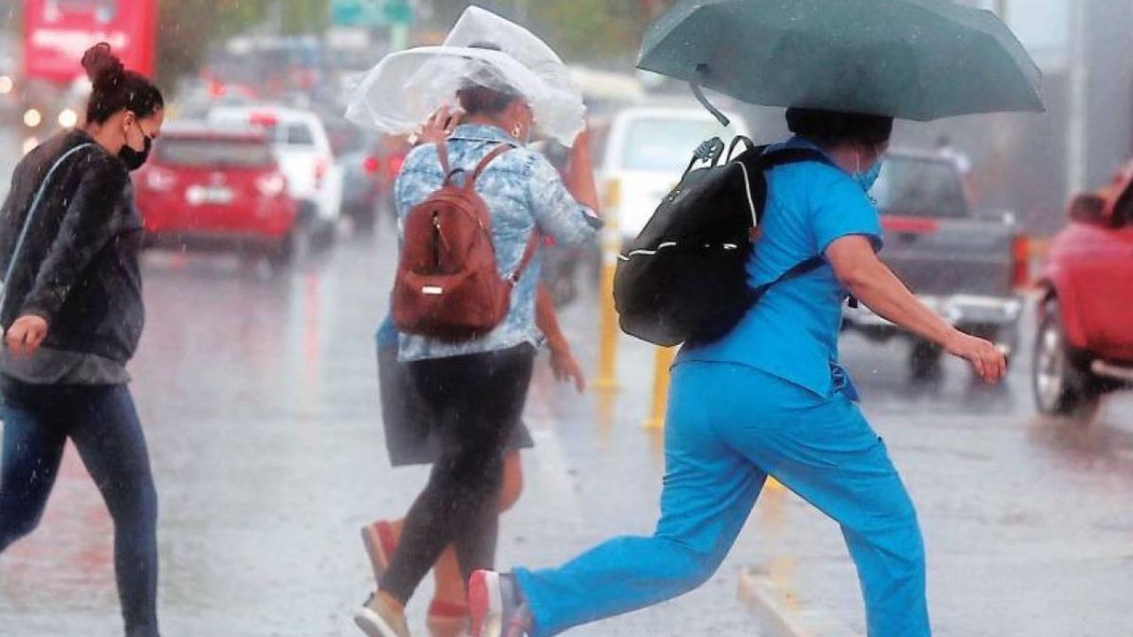 Sistema de baja presión dejará lluvias con actividad eléctrica hoy en estas regiones