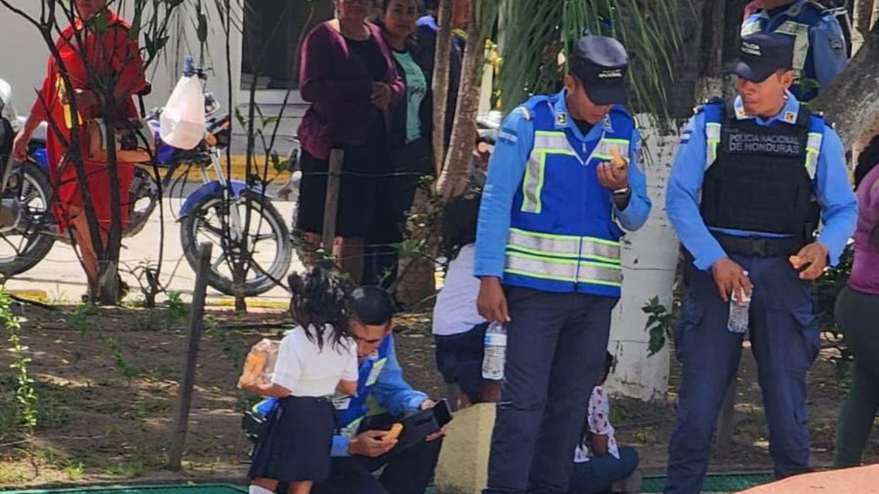 Imagen de ¡Conmovedor! Niña regaló de su comida a policías que estaban trabajando en Siguatepeque