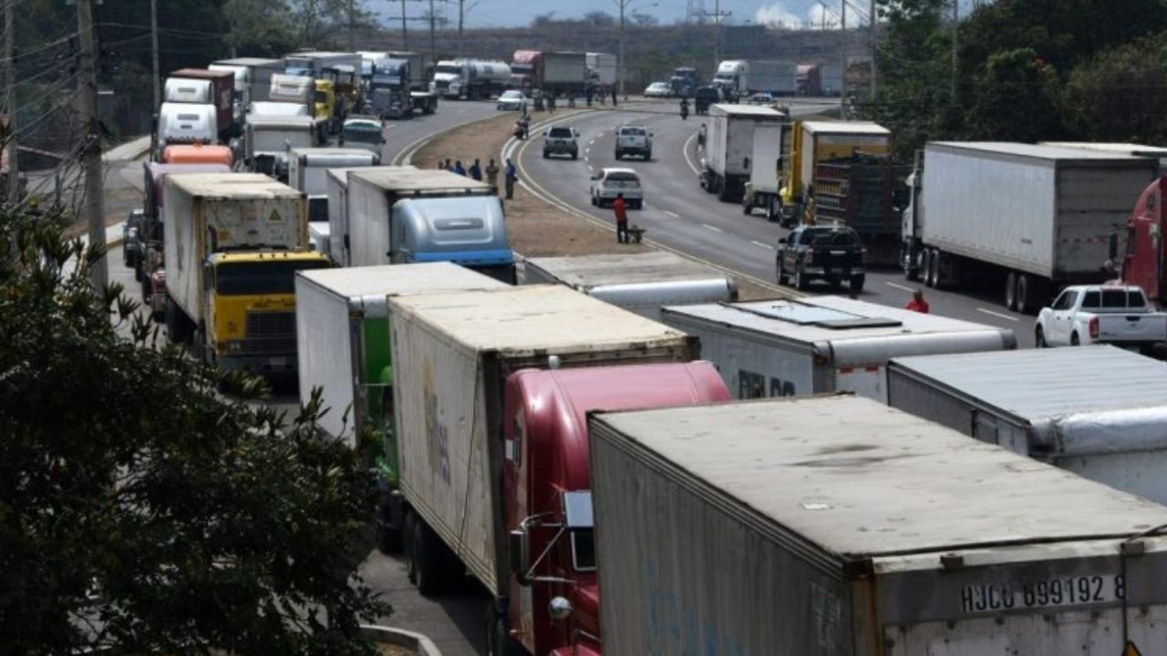 Transporte hondureño de carga pesada pierde a diario L5 millones por visado de Costa Rica