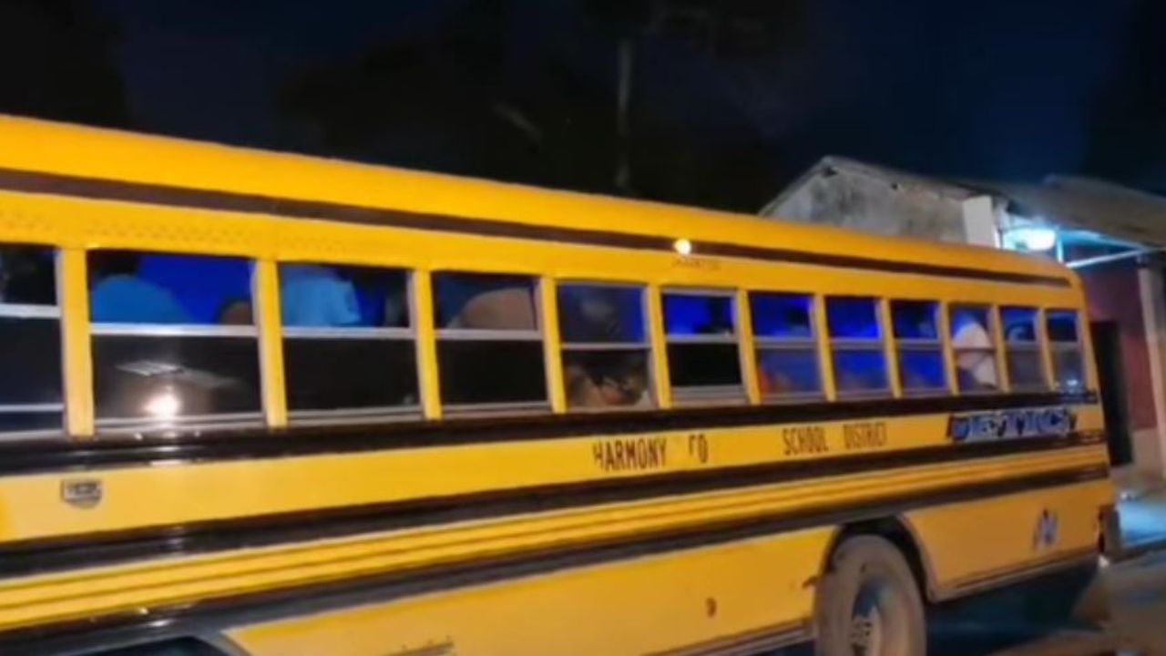 VIDEO: Pasajeros se van a los golpes dentro de bus en SPS