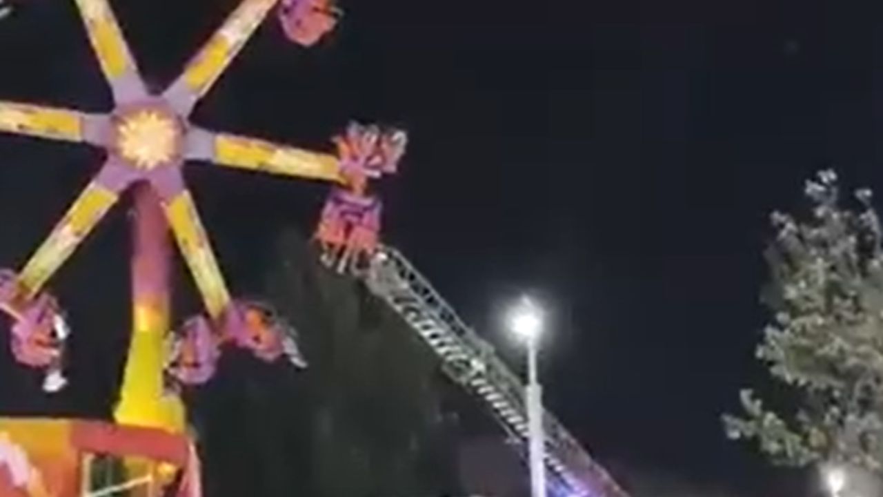 Captan momento en que personas quedan atrapadas en un juego mecánico