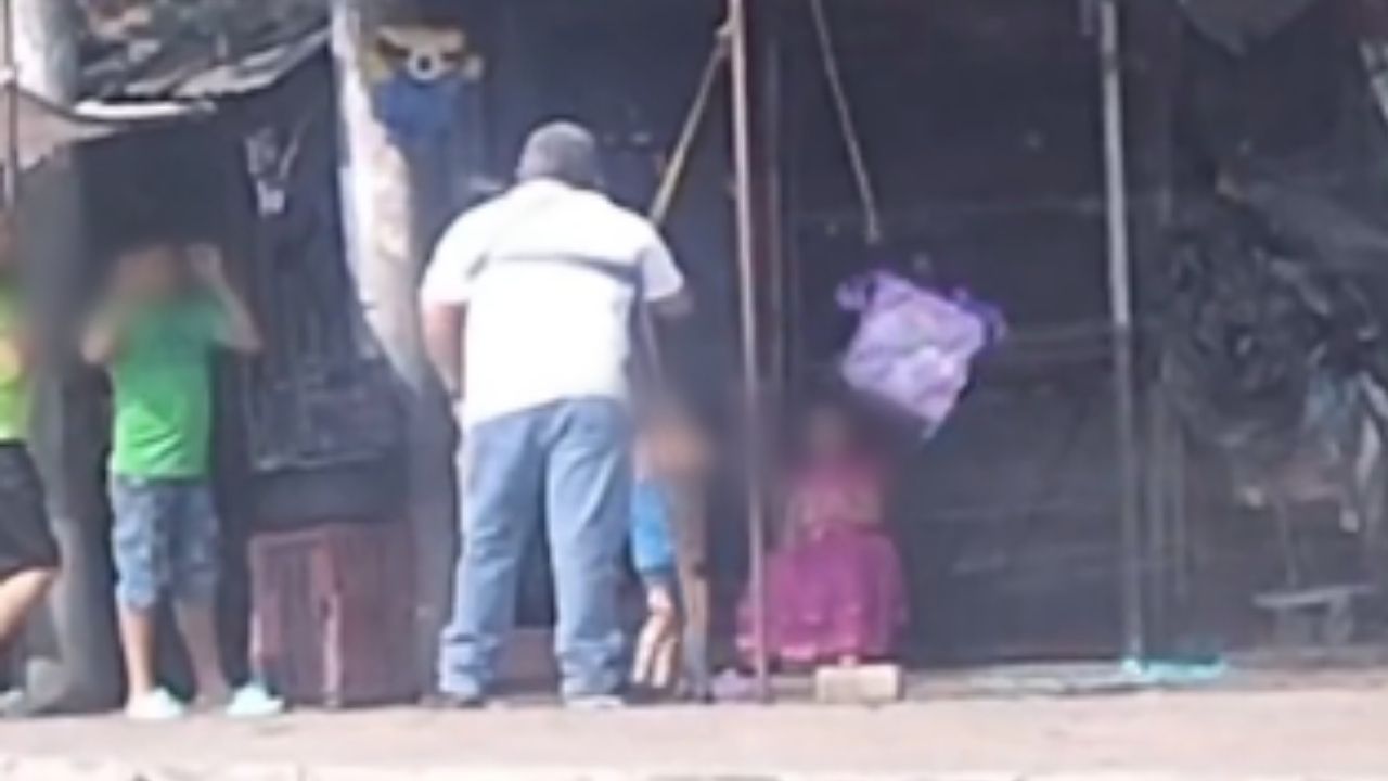 La felicidad no tiene precio: padre celebra piñata a hijo a orilla de carretera en El Salvador