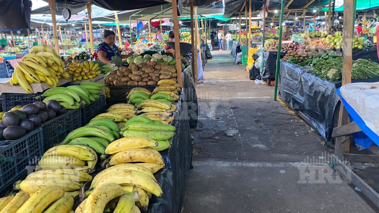 Precios de productos de la canasta básica aumentan en Honduras a raíz de tomas en Guatemala
